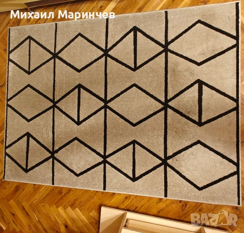 Килим с геометричен дизайн