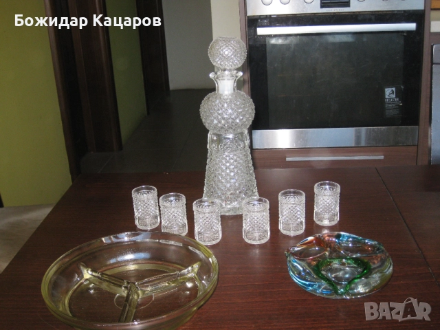 Всичко от снимката, за 38лева (19.43 €).  Сервиз за ракия. Пепелник, от цветно стъкло. Плато за мезе, снимка 3 - Сервизи - 51832020