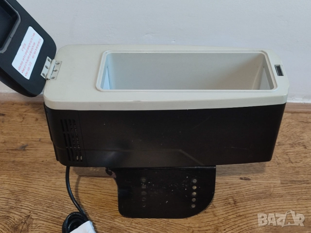 Автомобилен хладилен подлакътник (12V). Хладилна кутия - с режим затопляне или охлаждане, снимка 2 - Аксесоари и консумативи - 52425715