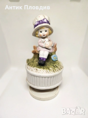 Керамичен музикален карусел – момиченце с коте