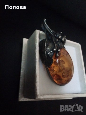 Сребърен медальон  уникат с естествен кехлибар