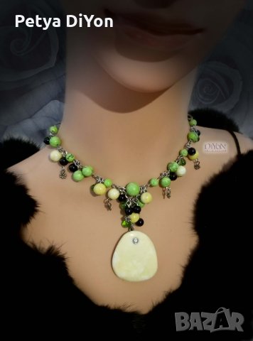 Ръчно правено колие от полускъпоценни камъни.