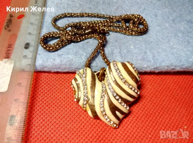 ЗЛАТИСТО със СЪРЦЕВИДЕН ЕМАЙЛИРАН МЕДАЛЬОН ВИНТИДЖ КОЛИЕ с БЛЕСТЯЩИ КРИСТАЛИ 47371, снимка 7 - Колиета, медальони, синджири - 47336429