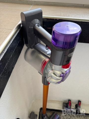 Dyson V8 Absolute – Безжична Вертикална Прахосмукачка, 425W, до 40 мин!, снимка 4 - Прахосмукачки - 54357680