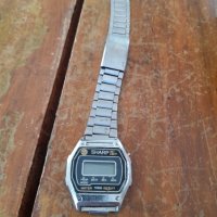 Стар електронен часовник Sharp, снимка 1 - Антикварни и старинни предмети - 39231992