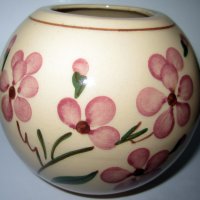 Ваза,вазичка Холандска сферична керамична с флорални мотиви, снимка 1 - Други ценни предмети - 32144018