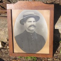 Стар портрет, снимка на мъж с шапка, с дървена рамка, снимка 2 - Други ценни предмети - 31107392