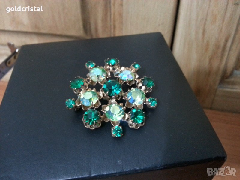 Стара брошка с зелени камъни, снимка 1