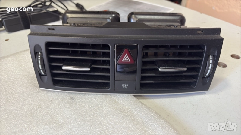 Mercedes W204 цетрална духалка (Отлична,Комплект), снимка 1