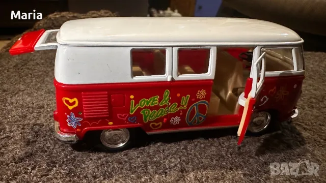 Класически бус Kinsmart Volkswagen  В много добро състояние с отваряща се странична врата и багажник, снимка 2 - Колекции - 49346786
