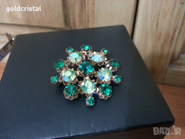 Стара брошка с зелени камъни