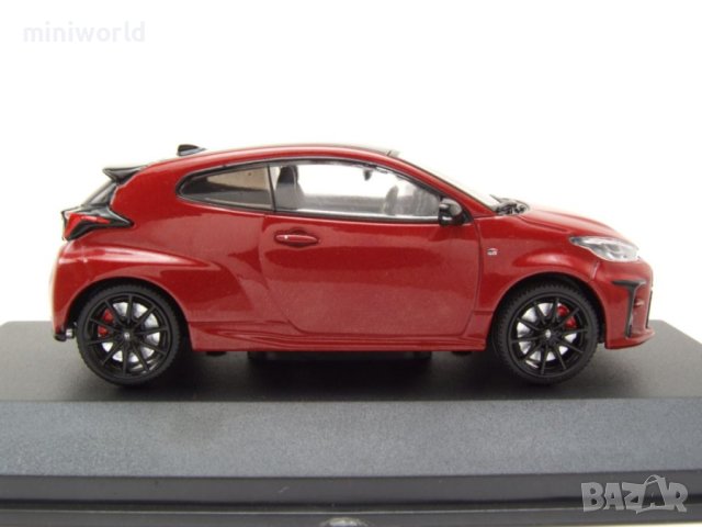 Toyota Yaris GR 2020 - мащаб 1:43 на Solido моделът е нов в PVC дисплей-кейс, снимка 4 - Колекции - 42719015