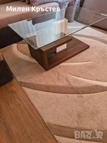 Холна масичка от стъкло и дърво.