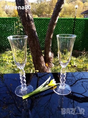 2 много високи чаши за вино