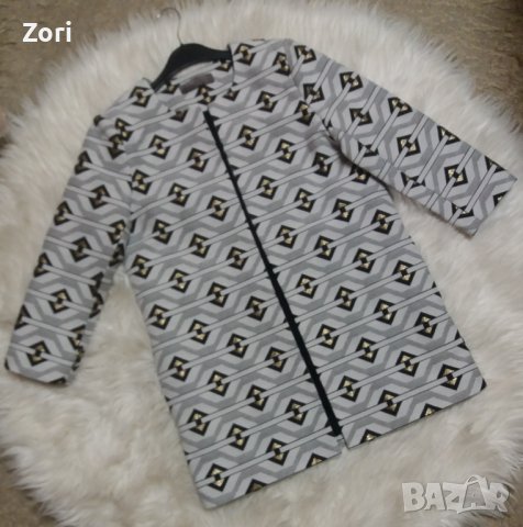 РАЗКОШНО удължено сако в черно--бели-златисти фигури и 3/4 дължина на ръкава