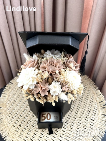 Соеви цветя в кутия абитуриентска шапка с пискюл, капак и чекмедже