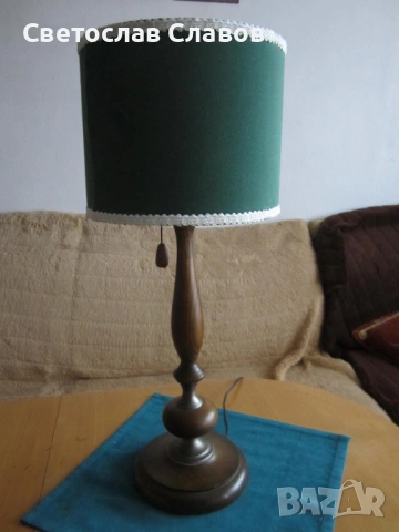 Висока дизайнерска настолна лампа със зелена цилиндрична шапка                    шапка