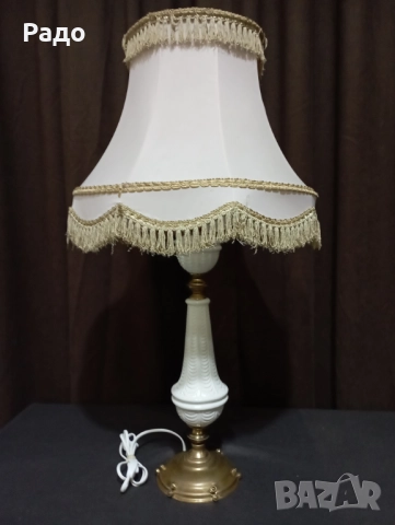 Много голяма старинна лампа с красив абажур
