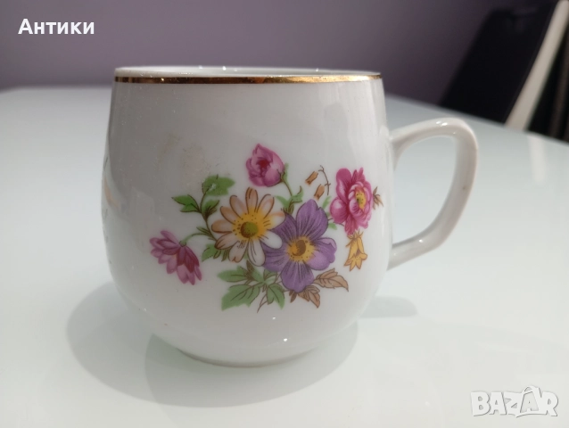 Порцеланова стара чаша маркирана