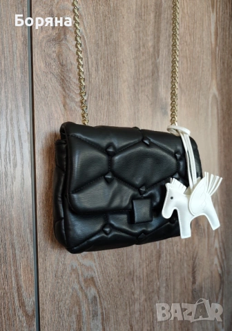 Zara мала кожена черна чанта с висулка кон, снимка 3 - Чанти - 52238234