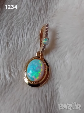 Изящен златен медальон с опал