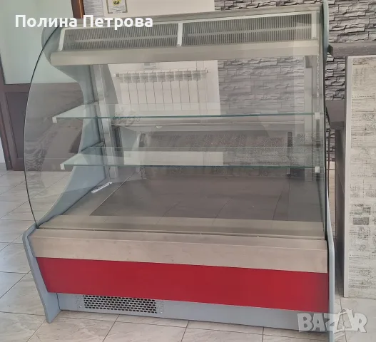 Сладкарска витрина
