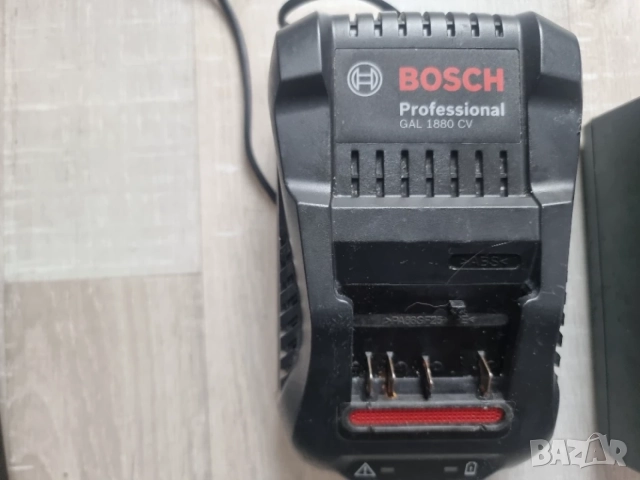 Зарядни Bosch, Makita и Milwaukee, снимка 3 - Винтоверти - 56325045