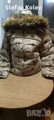 ДАМСКО ЗИМНО ЯКЕ.
С пухеста качулка.
Модел:LOUIS VUITTON., снимка 3 - Якета - 48595941