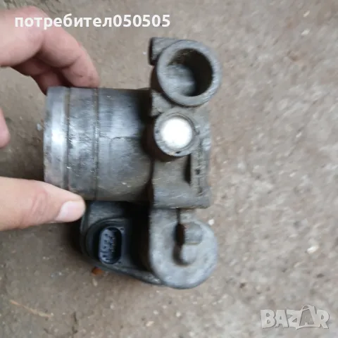 Дроселова Клапа от Хюндаи Траджеб 2.0 Sdi __2003г, снимка 2 - Автомобили и джипове - 49144029