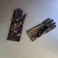 Елегантни къси черни сатенени ръкавици 23 см 7053, снимка 4 - Ръкавици - 44292444