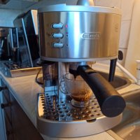 Кафе машина Делонги с ръкохватка с крема диск, работи отлично и прави хубаво кафе с каймак , снимка 3 - Кафемашини - 37718428