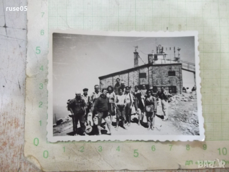 Снимка на група туристи пред метеорологична станция - 1, снимка 1