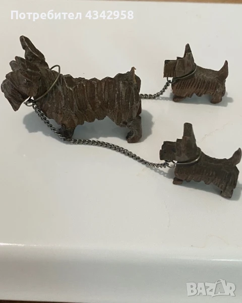 3 Винтидж(1900 -1949) дървени фигурки: Майка  и кученца.Миниатюри., снимка 1