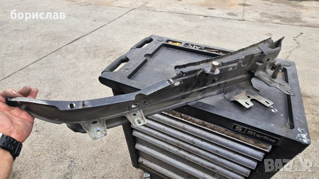 Държач за преден ляв калник за audi Q7 , снимка 3 - Части - 51913584