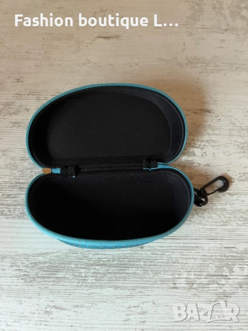 Калъф за очила в светло син цвят на златни точки 🩵, снимка 2 - Слънчеви и диоптрични очила - 52333587