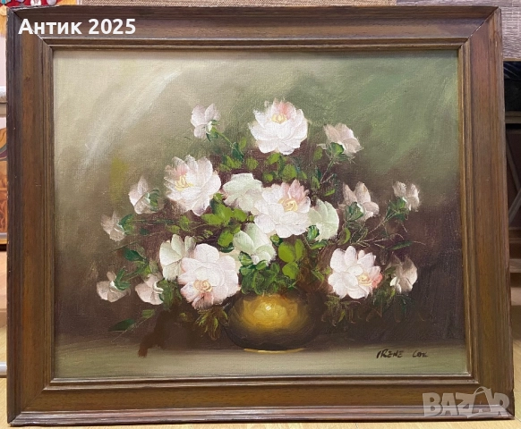 Бели рози в златна ваза (Irene Lok)