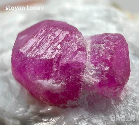 Естествен Рубин кристал в мраморна матрица с необичайна форма! 306кт.! , снимка 2 - Арт сувенири - 44297907