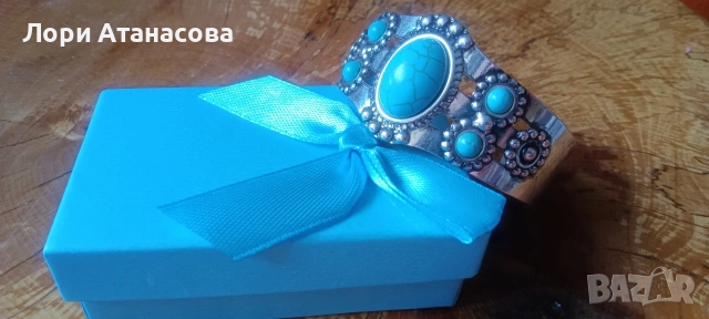 Винтидж гривна от сплав, инкрустирана с тюркоаз и флорални декорации, с регулируем дизайн на отвора, снимка 2 - Гривни - 54003430