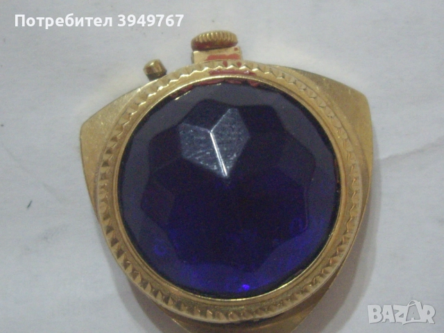 Позлатен дамски часовник.