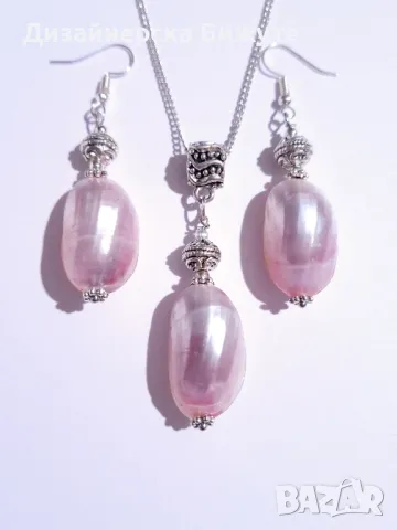 Красивият ни нов комплект бижута с естествен седеф в нежно розово и орнаменти цвят сребро