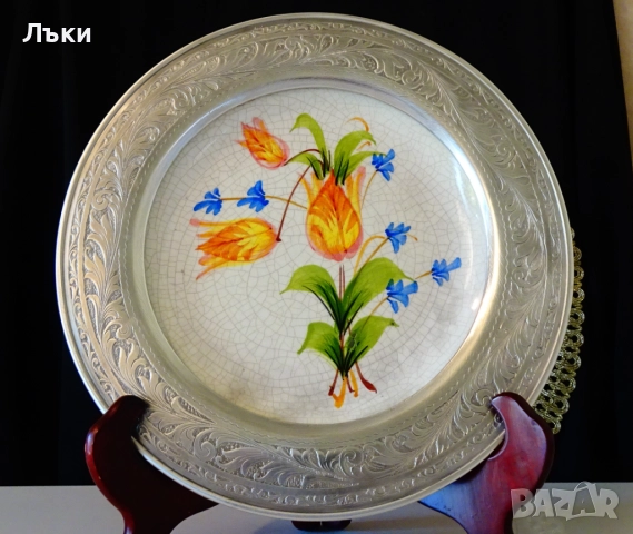 Порцеланова чиния с калаена рамка,цветя. 