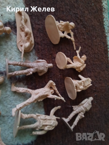 Войници пластмасови 12 броя 51735, снимка 5 - Колекции - 52105463