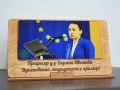 Дървен дисплей с до четири Ваши снимки и гравирано послание, снимка 1