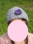 Ръчно плетена детска шапка! С лилаво цвете!, снимка 1 - Шапки, шалове и ръкавици - 37808453