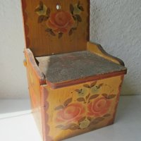 Дървена стара кутия за стена с капак, рисувана, снимка 1 - Други ценни предмети - 29729528