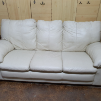 Бял кожен диван, снимка 1 - Дивани и мека мебел - 36485855
