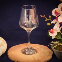 Лазерно гравирана стъклена чаша за вино, снимка 1 - Чаши - 32056545