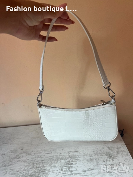 Бяла чанта имитация на крокодилска кожа със сребърни катарами с вътрешен отделен джоб с цип 🤍 , снимка 1
