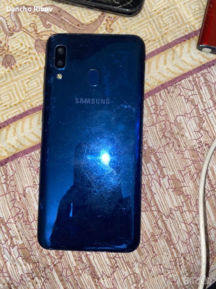 Продавам Samsung a20 32gb с счупен екран но работещ , снимка 1