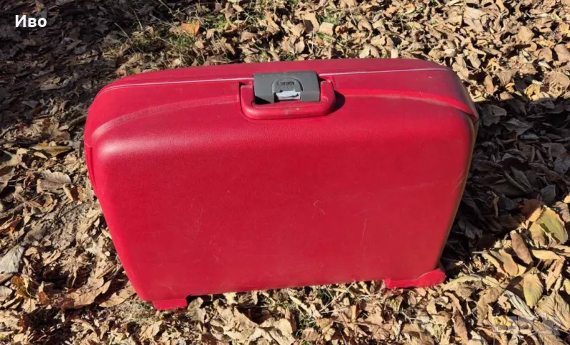 Куфар Roncato, твърд, червен, с тройно закопчаване и заключване, снимка 1